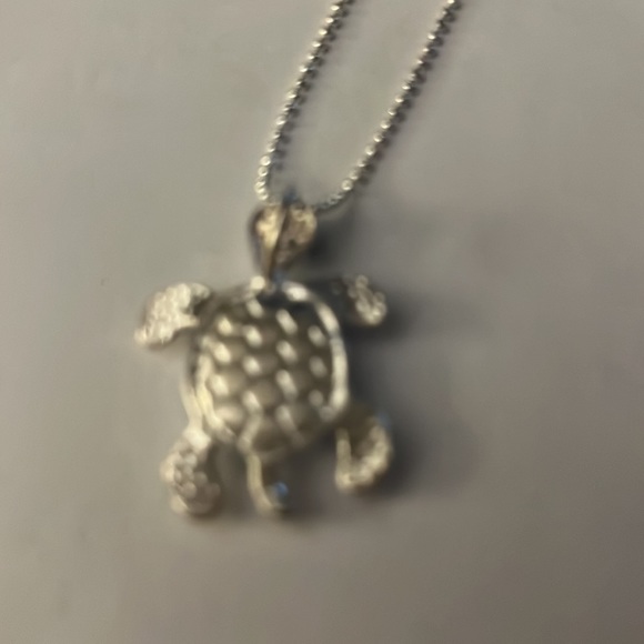 Sparkling turtle necklace! - Picture 3 of 3